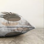 - Sonil-K-7516-Gorsel3 - Realhomes Renkli Zeminli Onedraw Çizimli Yaprak Desenli Dijital Baskılı Modern Raşel Kadife Yastık Kılıfı Realhomes