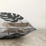 - Sonil-K-7517-Gorsel3 - Realhomes  Renkli Zeminli Onedraw Çizimli Yaprak Desenli Dijital Baskılı Modern Raşel Kadife Yastık Kılıfı Realhomes