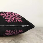 Siyah Zeminli Pembe Renkli Kartanesi Desenli Dijital Baskılı Modern Raşel Kadife Kırlent Kılıfı Realhomes