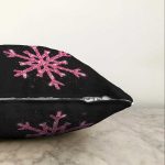 Siyah Zeminli Pembe Renkli Kartanesi Desenli Dijital Baskılı Modern Raşel Kadife Kırlent Kılıfı Realhomes