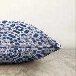 Beyaz Zeminli Çini Desenli Dijital Baskılı Modern Raşel Kadife Yastık Kırlent Kılıfı Realhomes