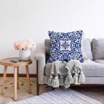 Beyaz Zeminli Çini Desenli Dijital Baskılı Modern Raşel Kadife Yastık Kırlent Kılıfı Realhomes