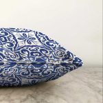 Beyaz Zeminli Çini Desenli Dijital Baskılı Modern Raşel Kadife Yastık Kırlent Kılıfı Realhomes