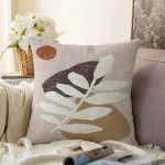 - Sonil-K-7540-Gorsel1 - Realhomes Renkli Zemin Üzerinde Onedraw Çizimli Yaprak Desenli Raşel Kadife Yastık Kırlent Kılıfı Realhomes