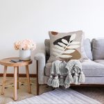 - Sonil-K-7540-Gorsel2 - Realhomes Renkli Zemin Üzerinde Onedraw Çizimli Yaprak Desenli Raşel Kadife Yastık Kırlent Kılıfı Realhomes