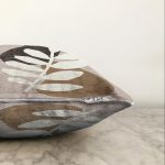 - Sonil-K-7540-Gorsel3 - Realhomes Renkli Zemin Üzerinde Onedraw Çizimli Yaprak Desenli Raşel Kadife Yastık Kırlent Kılıfı Realhomes