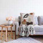 Renkli Zemin Üzerinde Onedraw Çizimli Obje Desenli Modern Raşel Kadife Yastık Kırlent Kılıfı Realhomes