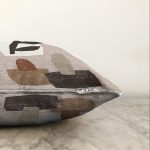 Renkli Zemin Üzerinde Onedraw Çizimli Obje Desenli Modern Raşel Kadife Yastık Kırlent Kılıfı Realhomes