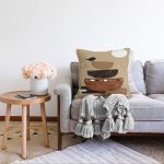 Renkli Zemin Üzerinde Onedraw Çizimli Obje Desenli Modern Raşel Kadife Yastık Kırlent Kılıfı Realhomes