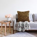 Gold Zeminli Siyah Geometrik Desenli Dijital Baskılı Modern Raşel Kadife Yastık Kırlent Kılıfı Realhomes