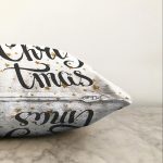 Beyaz Zemin Üzerinde Gold Renkli Yıldız Desenli Christmas Raşel Kadife Yastık Kırlent Kılıfı Realhomes