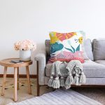 Beyaz Zeminli Renkli Onedraw Çizimli Dijital Baskılı Modern Raşel Kadife Yastık Kırlent Kılıfı Realhomes