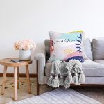 Beyaz Zeminli Renkli Onedraw Çizimli Dijital Baskılı Modern Raşel Kadife Yastık Kırlent Kılıfı Realhomes