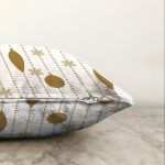 Beyaz Zemin Üzerinde Gold Renkli Yılbaşı Temalı Modern Raşel Kadife Yastık Kırlent Kılıfı Realhomes