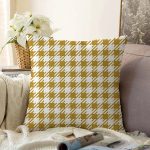 Beyaz Zemin Üzerinde Gold Renkli Geometrik Çizimli Modern Raşel Kadife Yastık Kırlent Kılıfı Realhomes