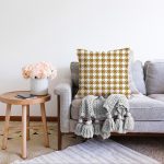 Beyaz Zemin Üzerinde Gold Renkli Geometrik Çizimli Modern Raşel Kadife Yastık Kırlent Kılıfı Realhomes