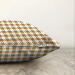 Beyaz Zemin Üzerinde Gold Renkli Geometrik Çizimli Modern Raşel Kadife Yastık Kırlent Kılıfı Realhomes