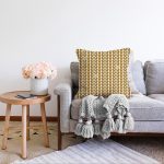 - Sonil-K-7558-Gorsel2 - Realhomes  Beyaz Zemin Üzerinde Gold Renkli Geometrik Çizimli Modern Raşel Kadife Yastık Kırlent Kılıfı Realhomes