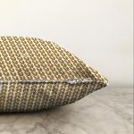 - Sonil-K-7558-Gorsel3 - Realhomes  Beyaz Zemin Üzerinde Gold Renkli Geometrik Çizimli Modern Raşel Kadife Yastık Kırlent Kılıfı Realhomes