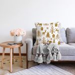 - Sonil-K-7559-Gorsel2 - Realhomes Beyaz Zemin Üzerinde Gold Renkli Yılbaşı Temalı Modern Raşel Kadife Yastık Kırlent Kılıfı Realhomes