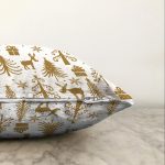 - Sonil-K-7559-Gorsel3 - Realhomes Beyaz Zemin Üzerinde Gold Renkli Yılbaşı Temalı Modern Raşel Kadife Yastık Kırlent Kılıfı Realhomes