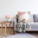 - Sonil-K-7560-Gorsel2 - Realhomes  Beyaz Zemin Üzerinde Pastel Renkli Yaprak Desenli Modern Raşel Kadife Yastık Kırlent Kılıfı Realhomes