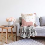 Beyaz Zemin Üzerinde Pastel Renkli Yaprak Desenli Modern Raşel Kadife Yastık Kırlent Kılıfı Realhomes