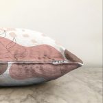 Beyaz Zemin Üzerinde Pastel Renkli Yaprak Desenli Modern Raşel Kadife Yastık Kırlent Kılıfı Realhomes