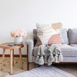 - Sonil-K-7562-Gorsel2 - Realhomes  Beyaz Zemin Üzerinde Pastel Renkli Yaprak Desenli Modern Raşel Kadife Yastık Kırlent Kılıfı Realhomes