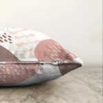 - Sonil-K-7562-Gorsel3 - Realhomes  Beyaz Zemin Üzerinde Pastel Renkli Yaprak Desenli Modern Raşel Kadife Yastık Kırlent Kılıfı Realhomes