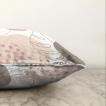 - Sonil-K-7563-Gorsel3 - Realhomes Beyaz Zemin Üzerinde Pastel Renkli Yaprak Desenli Modern Raşel Kadife Yastık Kırlent Kılıfı Realhomes