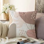 - Sonil-K-7564-Gorsel1 - Realhomes  Beyaz Zemin Üzerinde Pastel Renkli Yaprak Desenli Modern Raşel Kadife Yastık Kırlent Kılıfı Realhomes