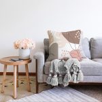 - Sonil-K-7564-Gorsel2 - Realhomes  Beyaz Zemin Üzerinde Pastel Renkli Yaprak Desenli Modern Raşel Kadife Yastık Kırlent Kılıfı Realhomes