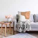 - Sonil-K-7565-Gorsel2 - Realhomes  Beyaz Zemin Üzerinde Pastel Renkli Yaprak Desenli Modern Raşel Kadife Yastık Kırlent Kılıfı Realhomes