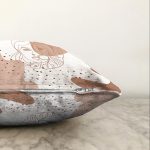 Beyaz Zemin Üzerinde Onedraw Çizimli Bayan Silüeti Modern Raşel Kadife Yastık Kırlent Kılıfı Realhomes