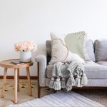 Beyaz Zemin Üzerinde Onedraw Çizimli Geometrik Desen Raşel Kadife Yastık Kırlent Kılıfı Realhomes