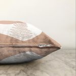 - Sonil-K-7569-Gorsel3 - Realhomes  Pastel Zeminli Onedraw Çizimli Yaprak Desenli Dijital Baskılı Modern Raşel Kadife Yastık Kılıfı Realhomes