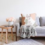 Pastel Zeminli Onedraw Çizimli Bayan Silüeti Dijital Baskılı Modern Raşel Kadife Kırlent Kılıfı Realhomes