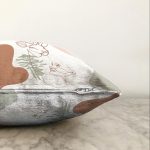 Pastel Zeminli Onedraw Çizimli Bayan Silüeti Dijital Baskılı Modern Raşel Kadife Kırlent Kılıfı Realhomes