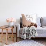 - Sonil-K-7571-Gorsel2 - Realhomes  Pastel Zeminli Onedraw Çizimli Bayan Silüeti Dijital Baskılı Modern Raşel Kadife Kırlent Kılıfı Realhomes