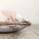 Pastel Zeminli Onedraw Çizimli Doğa Temalı Dijital Baskılı Modern Raşel Kadife Kırlent Kılıfı Realhomes