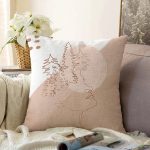 - Sonil-K-7573-Gorsel1 - Realhomes  Pastel Zeminli Onedraw Çizimli Bayan Silüeti Dijital Baskılı Modern Raşel Kadife Kırlent Kılıfı Realhomes