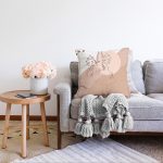 - Sonil-K-7573-Gorsel2 - Realhomes  Pastel Zeminli Onedraw Çizimli Bayan Silüeti Dijital Baskılı Modern Raşel Kadife Kırlent Kılıfı Realhomes