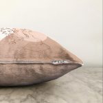 - Sonil-K-7573-Gorsel3 - Realhomes  Pastel Zeminli Onedraw Çizimli Bayan Silüeti Dijital Baskılı Modern Raşel Kadife Kırlent Kılıfı Realhomes