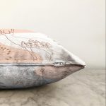 Renkli Zeminli Onedraw Çizimli Geyik Desenli Dijital Baskılı Modern Raşel Kadife Kırlent Kılıfı Realhomes