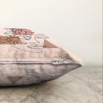 - Sonil-K-7575-Gorsel3 - Realhomes  Pastel Zeminli Onedraw Çizimli Bayan Silüeti Dijital Baskılı Modern Raşel Kadife Kırlent Kılıfı Realhomes