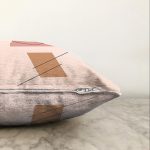 - Sonil-K-7576-Gorsel3 - Realhomes  Pastel Renkli Onedraw Çizimli Geometrik Desenli Modern Raşel Kadife Yastık Kırlent Kılıfı Realhomes