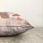 - Sonil-K-7577-Gorsel3 - Realhomes  Pastel Zeminli Onedraw Çizimli Bayan Silüeti Dijital Baskılı Modern Raşel Kadife Kırlent Kılıfı Realhomes