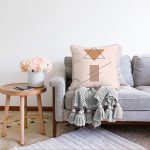 - Sonil-K-7578-Gorsel2 - Realhomes Pastel Renkli Onedraw Çizimli Geometrik Desenli Modern Raşel Kadife Yastık Kırlent Kılıfı Realhomes