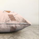 - Sonil-K-7578-Gorsel3 - Realhomes Pastel Renkli Onedraw Çizimli Geometrik Desenli Modern Raşel Kadife Yastık Kırlent Kılıfı Realhomes